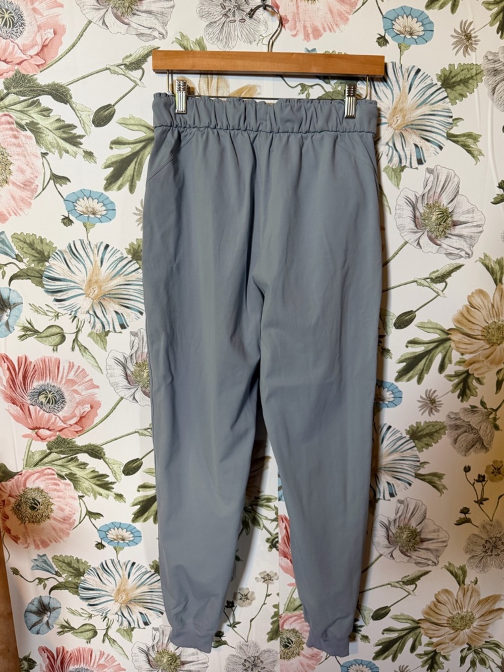 Lululemon Women’s Joggers – Size 6 - Picture 3 of 3